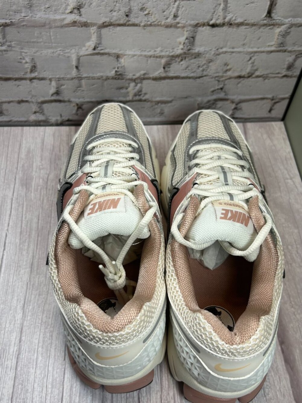 NIKE ZOOM VOMERO 5 (9.5) - Picture 8 of 15